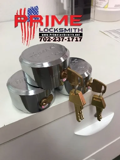 Hockey puck lock